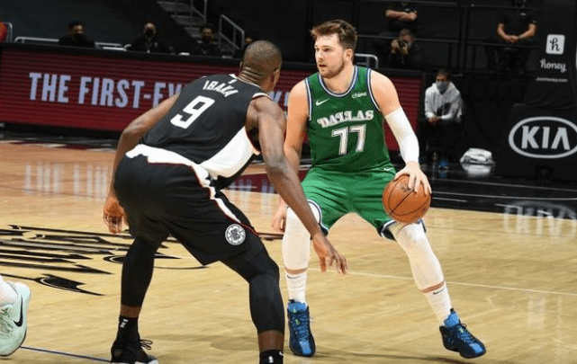  东契奇超远三分绝杀独行侠险胜快船  